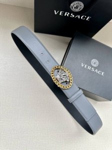 特 宽度4.0Cm 范思哲这款荔枝纹柔软头层皮饰带搭配一枚椭圆型美杜莎带扣。本季标志性的Versace饰件点缀其上，平添魅力