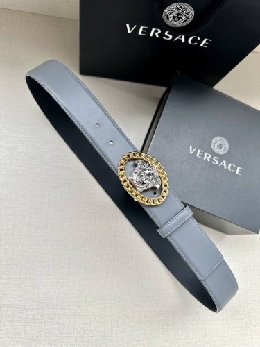 特 宽度4.0Cm 范思哲这款荔枝纹柔软头层皮饰带搭配一枚椭圆型美杜莎带扣。本季标志性的Versace饰件点缀其上，平添魅力