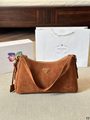 不容错过的 Prada新款手袋 Aimee Y 秋冬系列广告大片中的全新 Prada Aimee 手袋造型 精致优雅，设计灵感源自1990年代的极简主义风格。