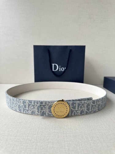 宽度3.5Cm Dior 受到标志性的同名手袋的启发 Montaigne腰带提供可翻转的版本 这要归功于其旋转机制 一侧采用天然光滑的小牛皮制成