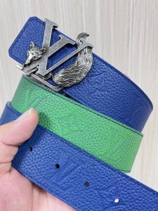 当季新款到货，4.0一面小牛皮兰荔枝纹纹压花中间渐变绿，一面小牛皮平纹皮，精品扣实物实拍，官网同步，。动物扣。 DDD