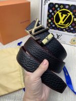 品名：Lv..路易..威登原单 材质：原单牛皮腰带 百分百头层牛皮腰带保证真皮，24K纯钢扣，专柜原单品质、做工精细，时尚大牌，送人自用首选 包装： 请认准如图