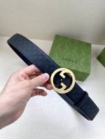 特 宽度4.0Cm Gucci古驰爱的进行曲全新时装系列精选品牌典藏元素，以几何造型焕新演绎互扣式双G原版钢扣标识，呈现多款别致单品。历久弥新的设计元素与本次时