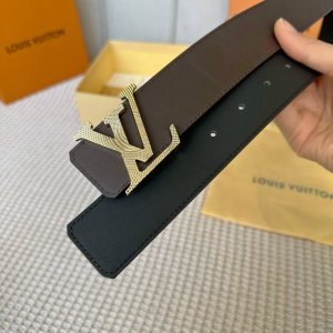 原版包裝 L0Uis Vuitt0N 專櫃最新升級版本 寬度40Mm 原廠雙面頭層素面小牛皮 正反面雙色搭配 搭配新款字母雕花搭扣 雙面可用 低調百搭易襯！
