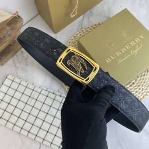 巴宝莉 特种皮腰带系列 ，原厂五金精品不锈钢扣，手感柔软舒适 宽3.8Cm。