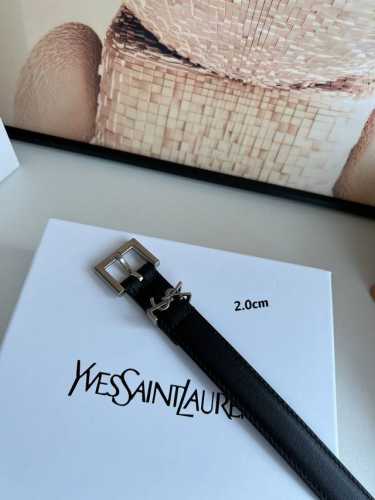 伊夫圣罗兰Ysl自诞生的那一刻起，就在人们心中留下了色彩缤纷.浪漫高雅的形象，经典而不落俗套是他的特征。圣罗兰Ysl这款2.0Cm女款腰带复古精工雕花金属扣将复