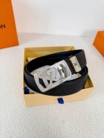 品名：Lv..路易..威登 腰带原单自动带 皮带 型号：自动扣，纯钢材质自动扣，头层牛皮自动带身，实物拍摄材料：百分百头层牛皮，保证真皮。24K纯钢扣，永不掉色