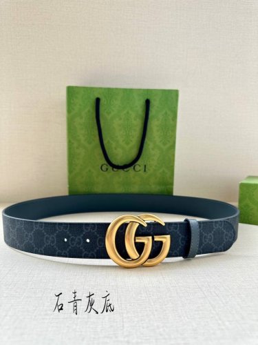 Gucci 宽度3.8Cm 这款宽版腰带饰有双G细节，交织字母图案配件令其更添魅力。这款配饰现已成为Gucci的高辨识度单品，一面采用Gg Supreme帆布，