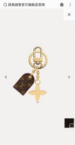 Lv经典老花钥匙扣 包饰与钥匙扣挂件 Lv Cherished Tab 钥匙扣结合 Monogram 帆布标签和牛皮革细节，搭配 Lv 字母四叶草金属挂饰，共同