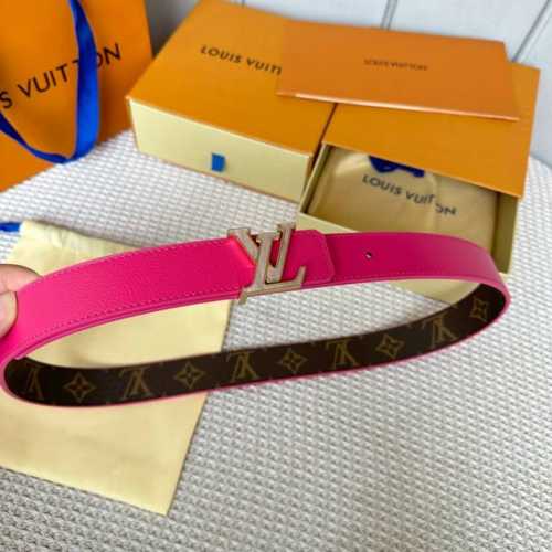 特 片裝1 寬：30Mm 女士經典頂級休閒腰帶 寬度30毫米這款永恆優雅飾有帆布的造型設計 原版小荔枝紋牛皮底 搭配全新搭扣以金色金屬打造 飾以與皮帶同色的琺瑯