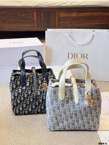 原版布 Dior Toujours 手袋 我愿称之为本季神作 Dior新款Toujours这款包包真的有太多抓住我的点了巴首先它的包身非常的轻3 四其次它是选用