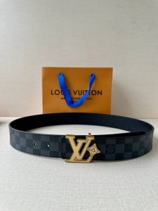 4.0宽Lv Flower 双面腰带取材 Monogram 涂层帆布，借背面皮革的 Lv Flower 压纹彰显 Pharrell Williams 设计的崭新