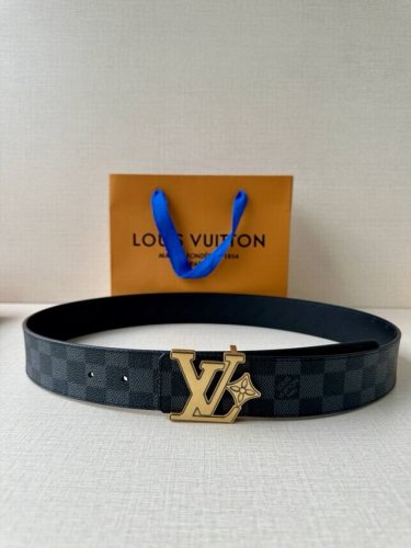 4.0宽Lv Flower 双面腰带取材 Monogram 涂层帆布，借背面皮革的 Lv Flower 压纹彰显 Pharrell Williams 设计的崭新