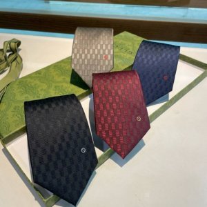 特批 G家专柜新款 Gg标识印花领带 男士领带，稀有采用经典小G Logo提花展现精湛手工与时尚优雅的理想选择，这款领带将标志性完美的结合，以时尚搭配手法演绎的