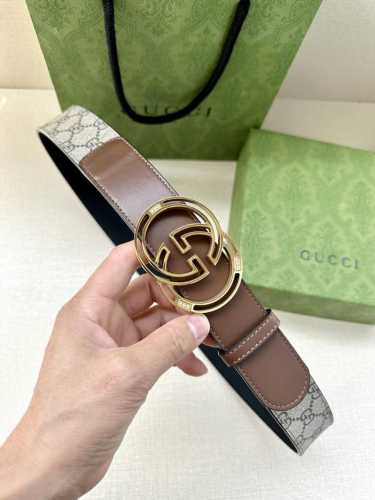 宽度4.0Cm Gucci 这款腰带在早秋系列中惊艳亮相，采用以经典颜色 乌木色组合呈现的品牌双G字母交织图案，与黑色皮革材质相得益彰。双G镶钻钢效果，突显时尚