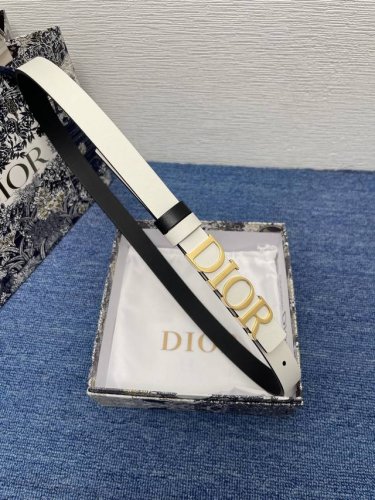 Dream 20 毫米黑色光滑牛皮革 编号: B0176Uvwv_M900。 这款 D-Dream 腰带是二零二五春夏成衣系列新品，以时尚高雅全新演绎 Dior