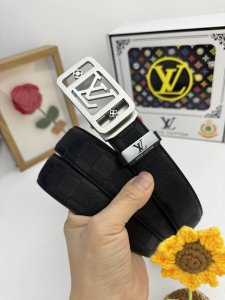 品名：LV..路易..威登自动带 材质：原单牛皮腰带 百分百头层牛皮腰带保证真皮，24K纯钢扣，专柜原单品质、做工精细，时尚大牌，送人自用首选 包装： 请认准如