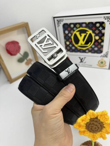 品名：LV..路易..威登自动带 材质：原单牛皮腰带 百分百头层牛皮腰带保证真皮，24K纯钢扣，专柜原单品质、做工精细，时尚大牌，送人自用首选 包装： 请认准如