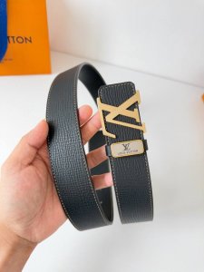 品名： Lv..路易..威登腰带皮带原单 型号：挂扣，经典纯钢材质挂扣，头层牛皮，图片实物拍摄 材料：头层牛皮，挂扣系列，纯钢材质扣头，镀钯电镀工艺永不掉色。原
