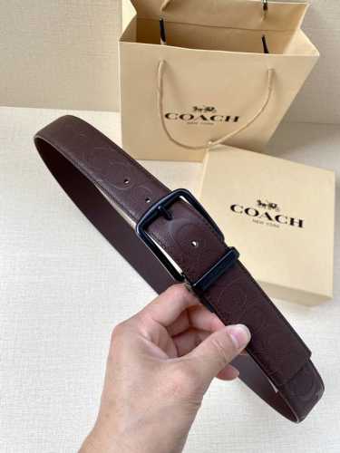 特 3.7Cm 宽 Coach 这款双面腰带采用运动小牛皮制作，配有经典标志带扣，一款产品，两种外观。其合身度可个性定制，可用剪刀进行剪裁。 Saz D45 S