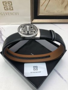纪梵希：原单头层牛皮荔枝纹面，内衬头层牛皮棕色牛皮底，搭配原单自动扣，可裁剪的自动带，此款腰带面双采用意大利原定厂制进口牛皮带身 ，对专版柜足宽3.5P210