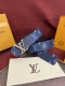 Lv Dimension Monogram Surplus 双面腰带焕新解读品牌标识。一面为 Monogram 涂层帆布渲染迷梦般色彩，另一面选择素雅皮革，与字