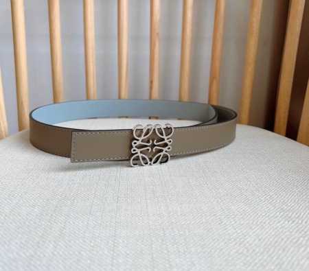 特 Loewe 罗意威 专柜最新同款腰带 宽：2.8Cm 选用光滑牛皮革双面腰带 配有Anagram针扣五孔调节 卓越的工艺 个性的造型 精美的材质 - 点击图像关闭