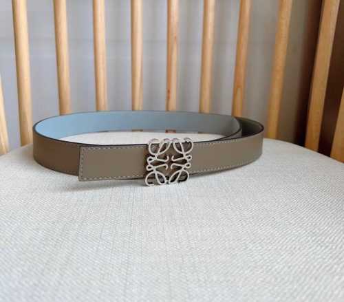 特 Loewe 罗意威 专柜最新同款腰带 宽：2.8Cm 选用光滑牛皮革双面腰带 配有Anagram针扣五孔调节 卓越的工艺 个性的造型 精美的材质