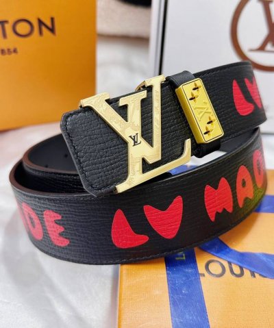 皮带：Lv..路易..顶级原单复刻- 腰带：百分百进口原厂头层牛皮，保证真皮。雕花工艺24K纯钢扣涂鸦彩绘图案艺术双面可用专柜同等质量， 送人自用首选 包装：