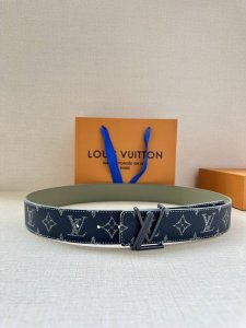 4.0宽: 新款Lv Initiales 双面腰带出自 2025 春夏系列，为渐变帆布点缀缓缓淡出的 Lv 字母和Monogram 花卉，翻转即现光滑皮革。莹泽