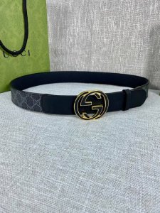宽度4.0Cm Gucci 这款腰带在春夏系列中惊艳亮相，采用以标志性米色 乌木色组合呈现的品牌双g精品钢扣字母交织图案，与黑色皮革材质相得益彰。双g搭扣采用做