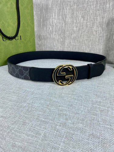 宽度4.0Cm Gucci 这款腰带在春夏系列中惊艳亮相，采用以标志性米色 乌木色组合呈现的品牌双g精品钢扣字母交织图案，与黑色皮革材质相得益彰。双g搭扣采用做