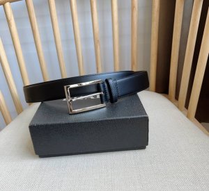Prada 普拉达 专柜最新款 这款腰带精致低调 优雅摩登 简约时尚的金属带扣配有刻字徽标 勾勒精致细节 是prada男士成衣系列的理想配饰 宽3.5