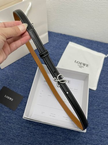 品牌 罗意威 描述 经典系列新品腰带，采用小牛皮材质，完美搭配手工车线，两款经典配色，可搭配商务西装或更为休闲的造型。腰带为法国尺寸，请在购买前参阅腰带尺寸指南