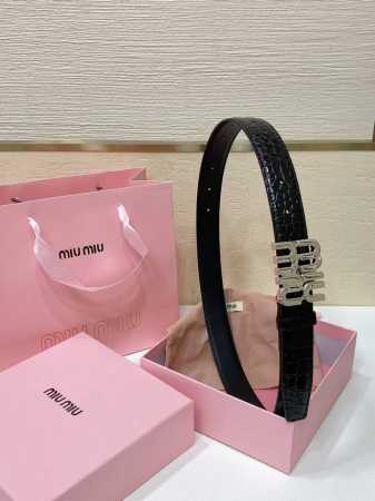 缪缪miumiu 古金扣宽度：3Cm这款皮革腰带是提升别致造型品味的理想之选。醒目的标志性徽标装点搭扣，营造精致撞色与纹理金属徽标搭扣搭扣饰醒目徽标 - 点击图像关闭
