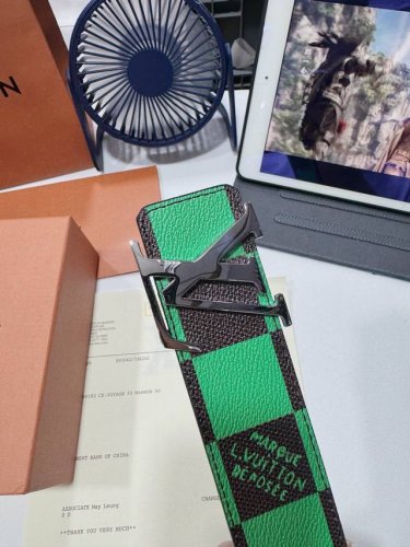 品名： Lv..路易..威登腰带皮带原单特 型号：挂扣，经典纯钢材质挂扣，头层牛皮，图片实物拍摄 材料：头层牛皮，挂扣系列，纯钢材质扣头，钯镀电