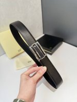 万～宝龙 Mont～Blanc 自动平滑扣腰带是奢侈品牌万宝龙的经典配饰之一，以其精致的设计、高品质的材料和卓越的工艺著称。万宝龙腰带通常适合商务、正式场合或日