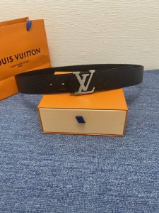 louis Vuitton 经典原单品质，荔枝纹压花搭配原版皮底，原单精品挂扣，精工制作，细节看图，实物拍摄，高端奢华，宽度4.0Cm