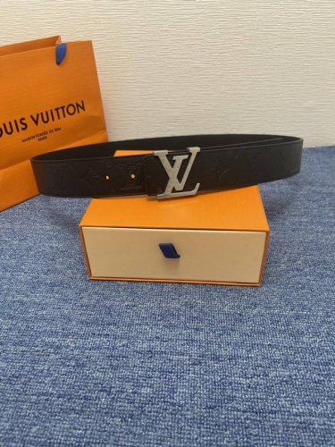 louis Vuitton 经典原单品质，荔枝纹压花搭配原版皮底，原单精品挂扣，精工制作，细节看图，实物拍摄，高端奢华，宽度4.0Cm