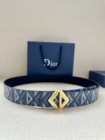 宽度4.0Cm 这款腰带扣采用全新的 Cd Diamond 标志造型，以不锈钢金属覆层精心打造。可与各式 40 毫米腰带搭配，打造个性造型。