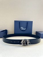 宽度3.5Cm 这款 Dior Charm腰带不锈钢扣以金色饰面图案设计重新演绎经典的 Dior 标志。可搭配各式35毫米腰带，打造时尚高雅的造型。