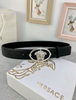 宽度4.0Cm V E R S A C E 范思哲 这款柔软头层皮饰带搭配一枚椭圆形美杜莎带扣。腰带饰有一枚金属圈环，宛如点睛之笔，本季标志性的versace饰
