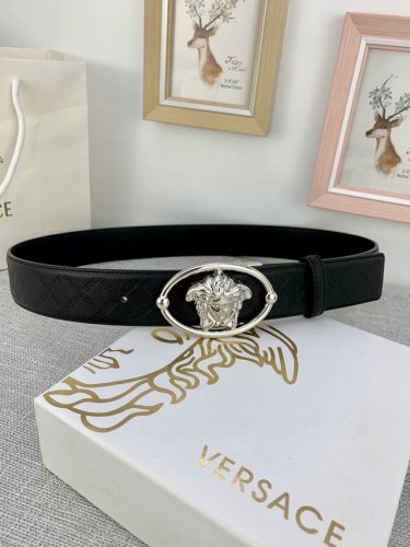 宽度4.0Cm V E R S A C E 范思哲 这款柔软头层皮饰带搭配一枚椭圆形美杜莎带扣。腰带饰有一枚金属圈环，宛如点睛之笔，本季标志性的versace饰