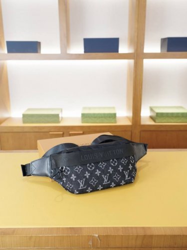 Lv 路易威登 官网同步 高版本 胸包 腰包 永恒不过时的标志性产品 纯原单布料 配牛皮 顶级五金制作 非市面普通版本 贸易公司订单货 全部实拍 实用性非常高