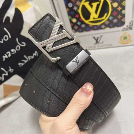 品名：Lv..路易..威登原单 材质：原单牛皮腰带 百分百头层牛皮腰带保证真皮，24K纯钢扣，专柜原单品质、做工精细，时尚大牌，送人自用首选 包装： 请认准如图 - 点击图像关闭