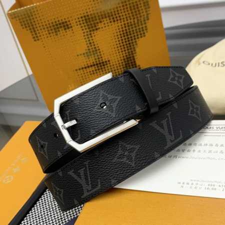 宽度3.5Cm 银色 Heritage 腰带选取粒面和光滑皮革，以拉丝不锈钢金属弧形搭扣彰显优雅格调。Lv 饰针点缀末端，与正式着装搭配相宜 - 点击图像关闭