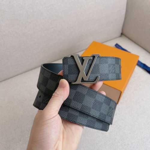特 配全套包装礼盒 Lv 这款经典而又魅力恒久的腰带外型宽大，带扣和牛仔装相得益彰，彰显一派休闲气息。易搭配各类服饰；经典不过时。宽度：40Mm