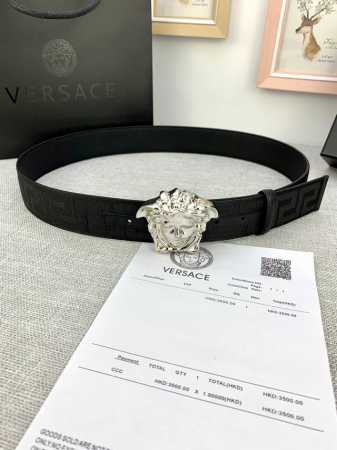 宽度：4.0Cm 范思哲 此款帆布回纹皮底 腰带饰有标志性的Versace美杜莎头像扣，彰显品牌格调。是一款精美的衣橱必备单品。 - 点击图像关闭