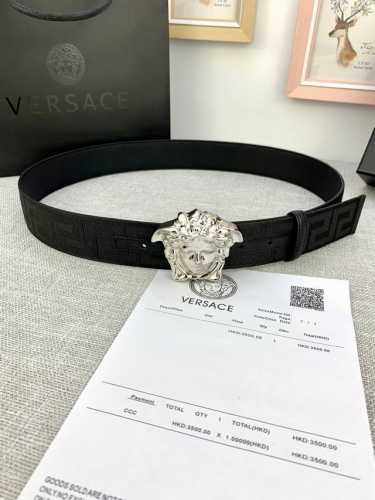 宽度：4.0Cm 范思哲 此款帆布回纹皮底 腰带饰有标志性的Versace美杜莎头像扣，彰显品牌格调。是一款精美的衣橱必备单品。
