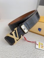 品名： Lv..路易..威登腰带皮带原单 型号：挂扣，经典纯钢材质面字母挂扣，头层牛皮，图片实物拍摄 材料：头层牛皮，挂扣系列，纯钢材质扣头，钯镀电镀工艺永不掉